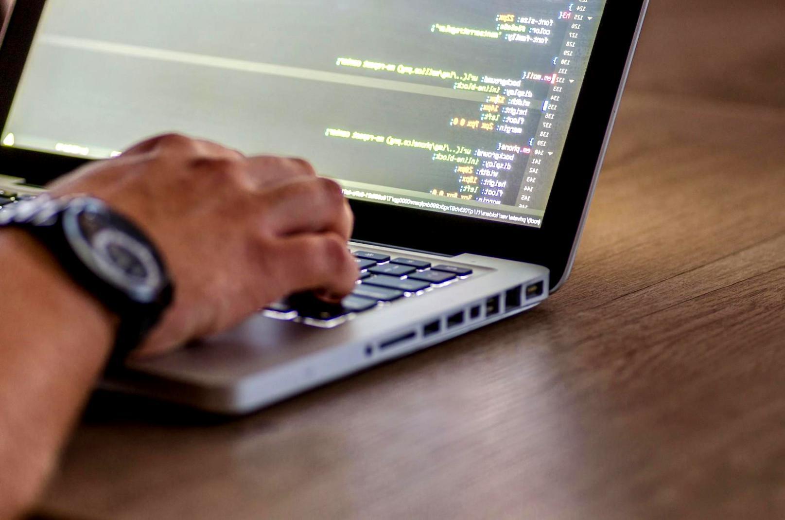 Moderne werkplek met gaming setup voor ontwikkelaars